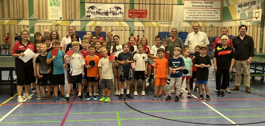 Beim „Tag des Tischtennis“ beim TuS-Tiefenstein schaute auch Oberbürgermeister Frühauf vorbei, wie viele Kinder erste Erfahrungen mit dem Sport machten. Das Foto zeigt die teilnehmenden Kinder und die Betreuer beim Besuch des Oberbürgermeisters.