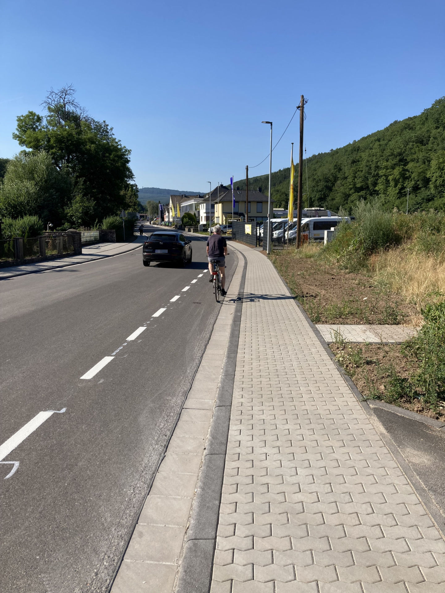 Schutzstreifen am neu gebauten Teil der Tiefensteiner Staße.