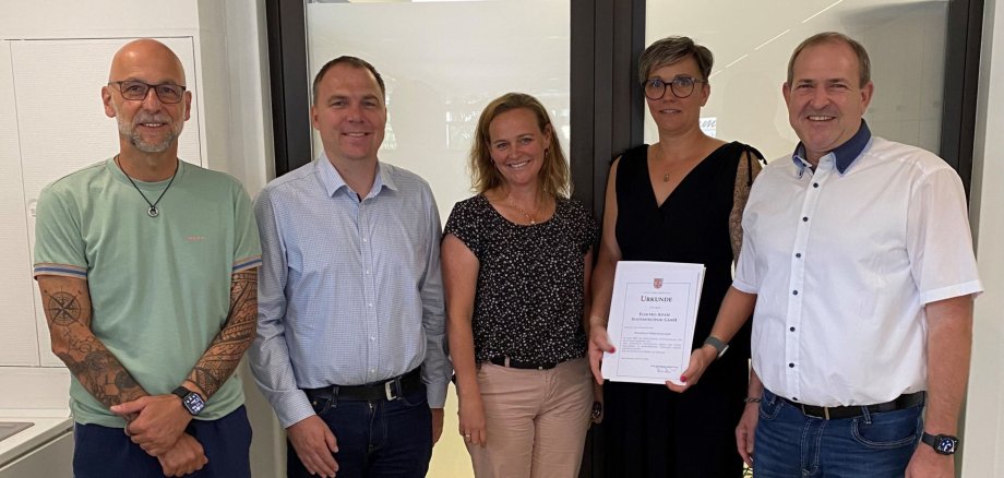 Das Foto zeigt das Geschäftsführungsteam der Firma Elektro Adam mit Oberbürgermeister Frank Frühauf und Sarah Wagner von der Wirtschaftsförderung.