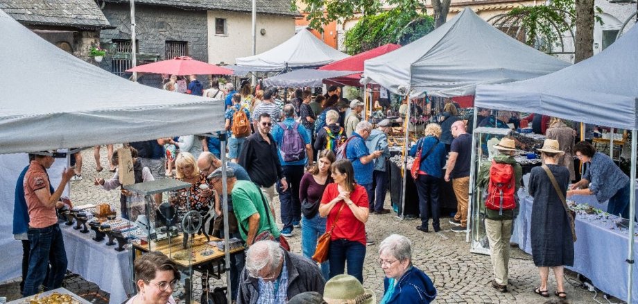 Die Veranstaltungen am ersten August-Wochenende locken viele Gäste in die Stadt. Das Foto zeigt viele Menschen an den Ständen des Edelsteinschleifer- und Goldschmiedemarktes.