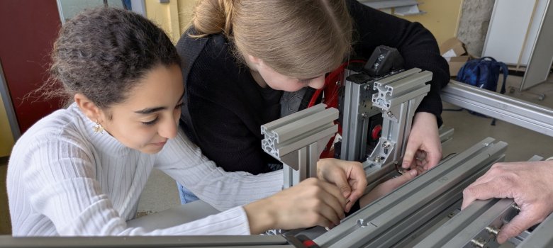 Die monatelange Arbeit am DiaMINT-Racer sich gelohnt. Das Foto zeigt die Arbeit am Fahrzeug im DiaMINT-Lab.