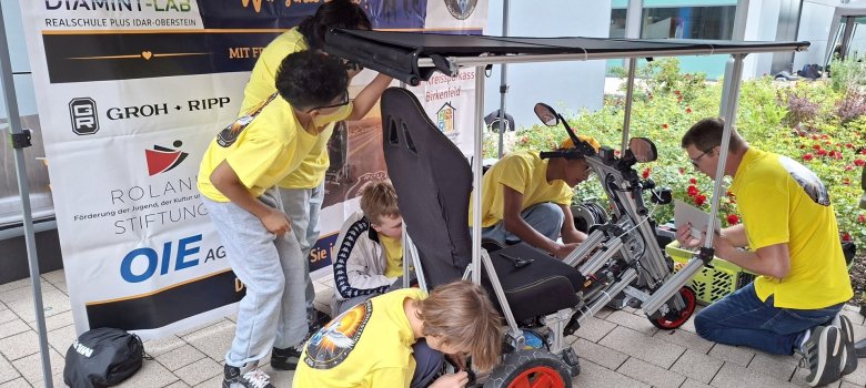 Die monatelange Arbeit am DiaMINT-Racer sich gelohnt. Das Foto zeigt die Arbeit am Fahrzeug am Wettkampftag.