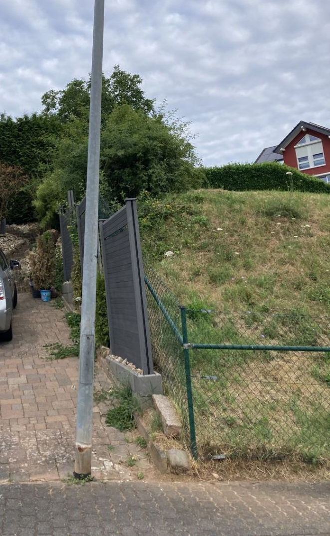 Zwei Lichtmasten wurden durch Fahrzeuge beschädigt.
