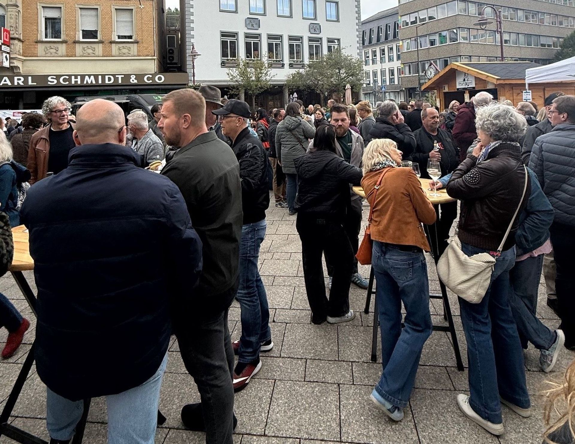Das Foto zeigt viel Menschen auf dem Schleiferplatz. 