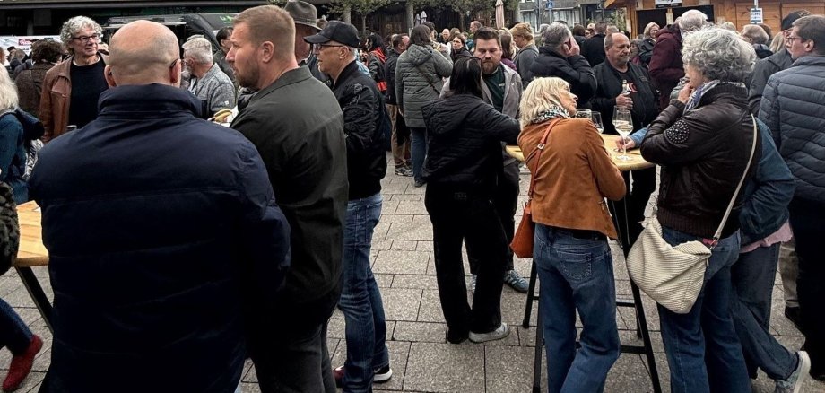 Das Foto zeigt viel Menschen auf dem Schleiferplatz. 