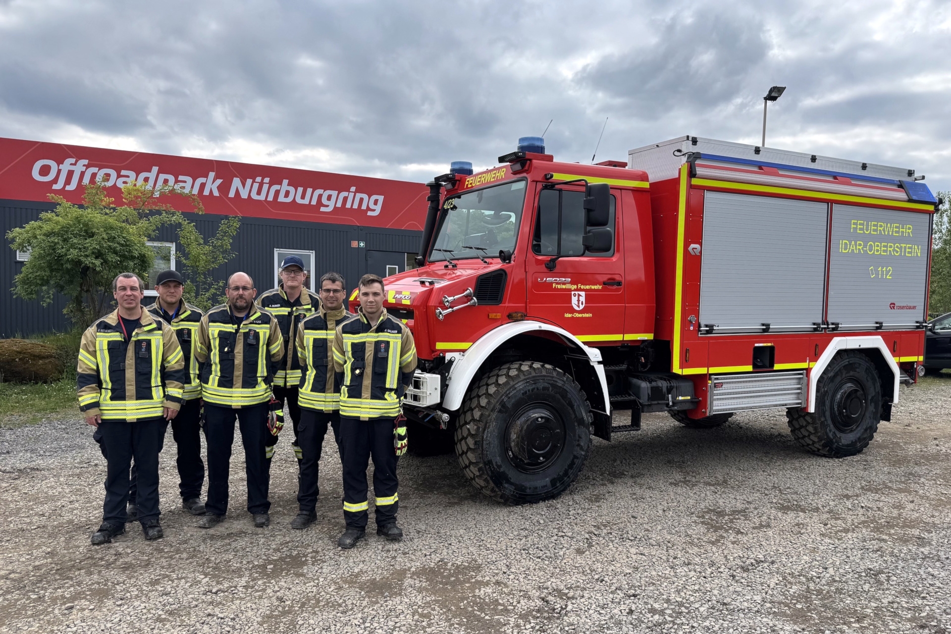 Das Foto zeigt die Teilnehmer neben dem Unimog.