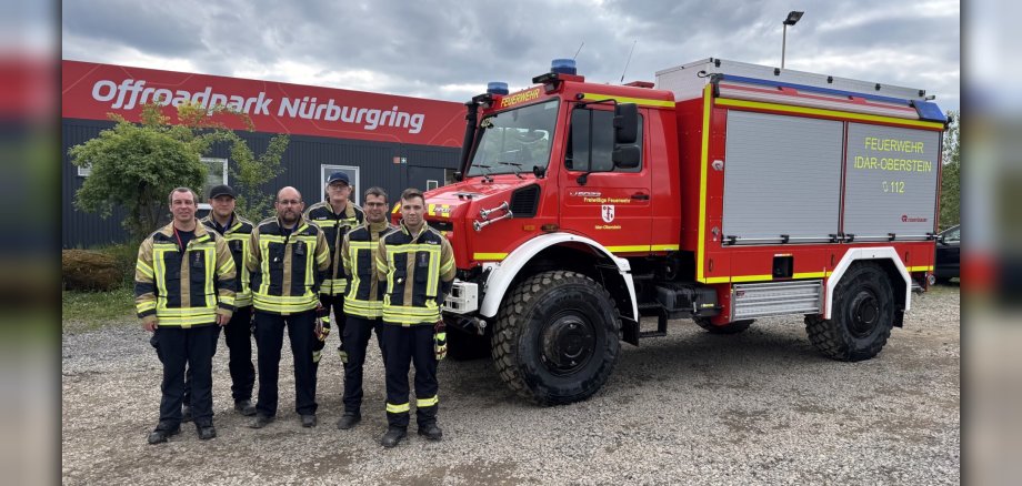 Auf dem Offroadpark Nürburgring trainierten Angehörige der Freiwilligen Feuerwehr Idar-Oberstein mit dem TLF-3000 W den Einsatz in unwegsamem Gelände. Das Foto zeigt die Teilnehmer neben dem Unimog.