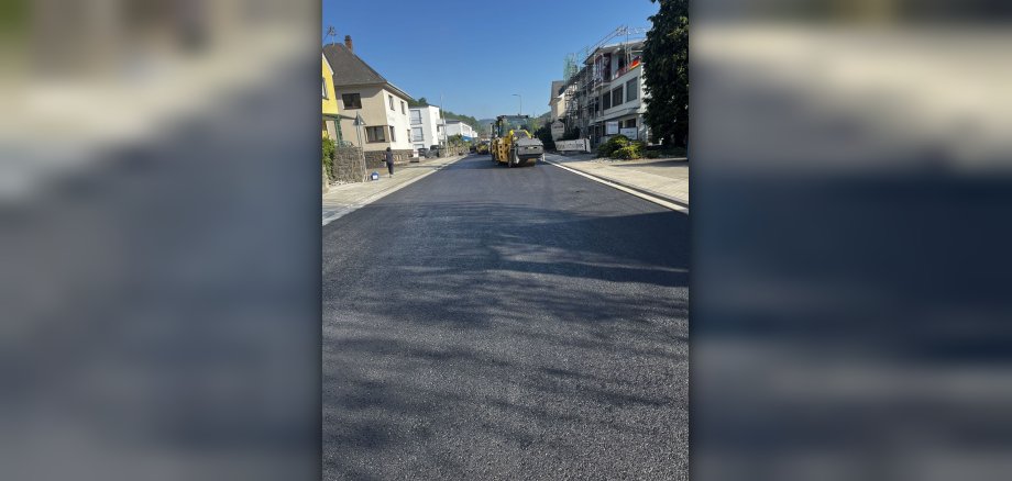 Das Foto zeigt die Tiefensteiner Strasse mit der  eingebauten zweiten Asphaltschicht. 