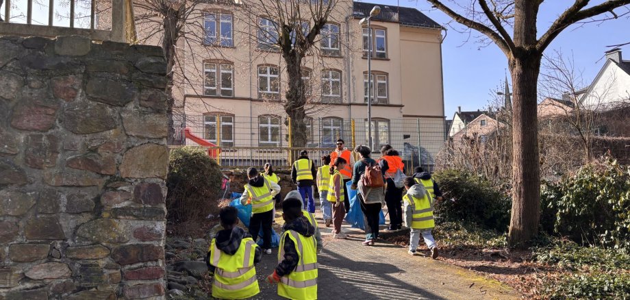 Das Foto zeigt viele Helfer beim Aufräumtag im Stadtquartier Wasenstraße, die mit Warnwesten für Sauberkeit sorgten. 