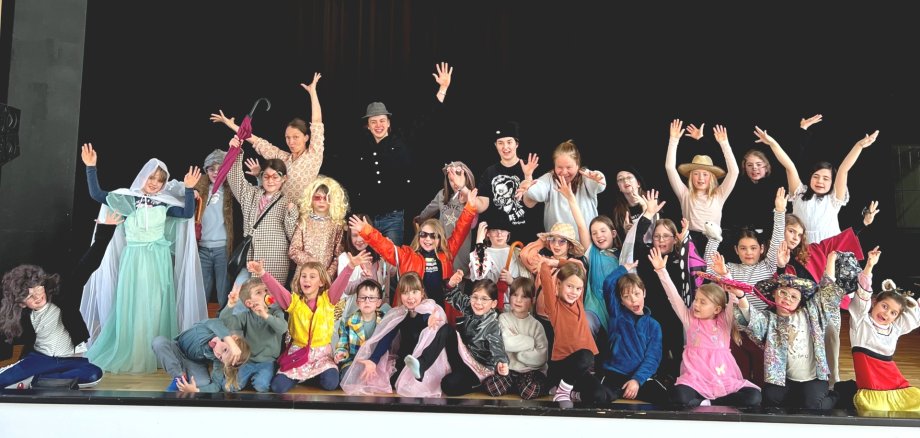 Das Foto zeigt die Veranstalter und Teilnehmenden auf der Bühne der Göttenbach-Aula.