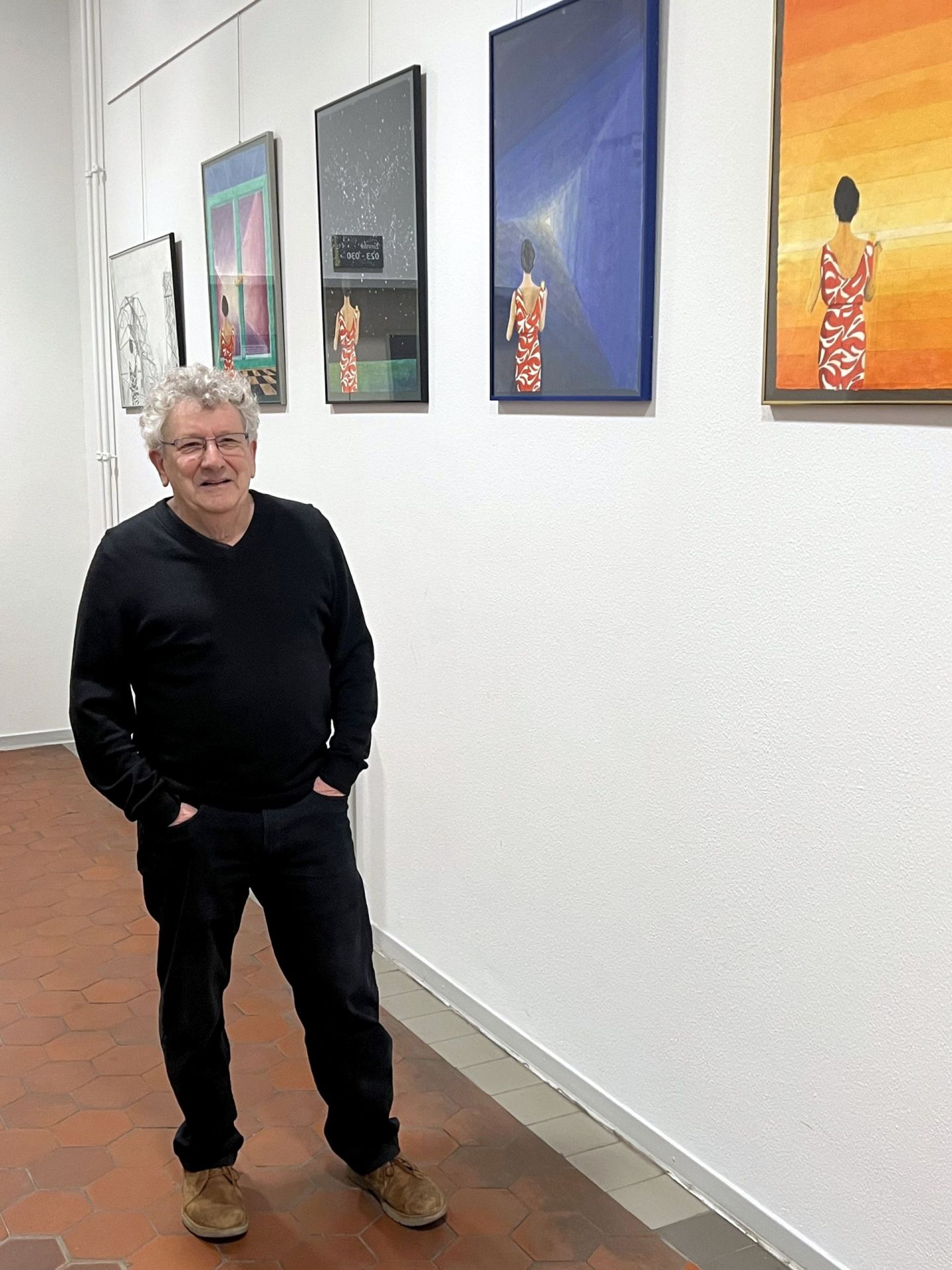 Hans-Dieter Seibel im Foyer der Stadtverwaltung beim Aufhängen der Bilder.