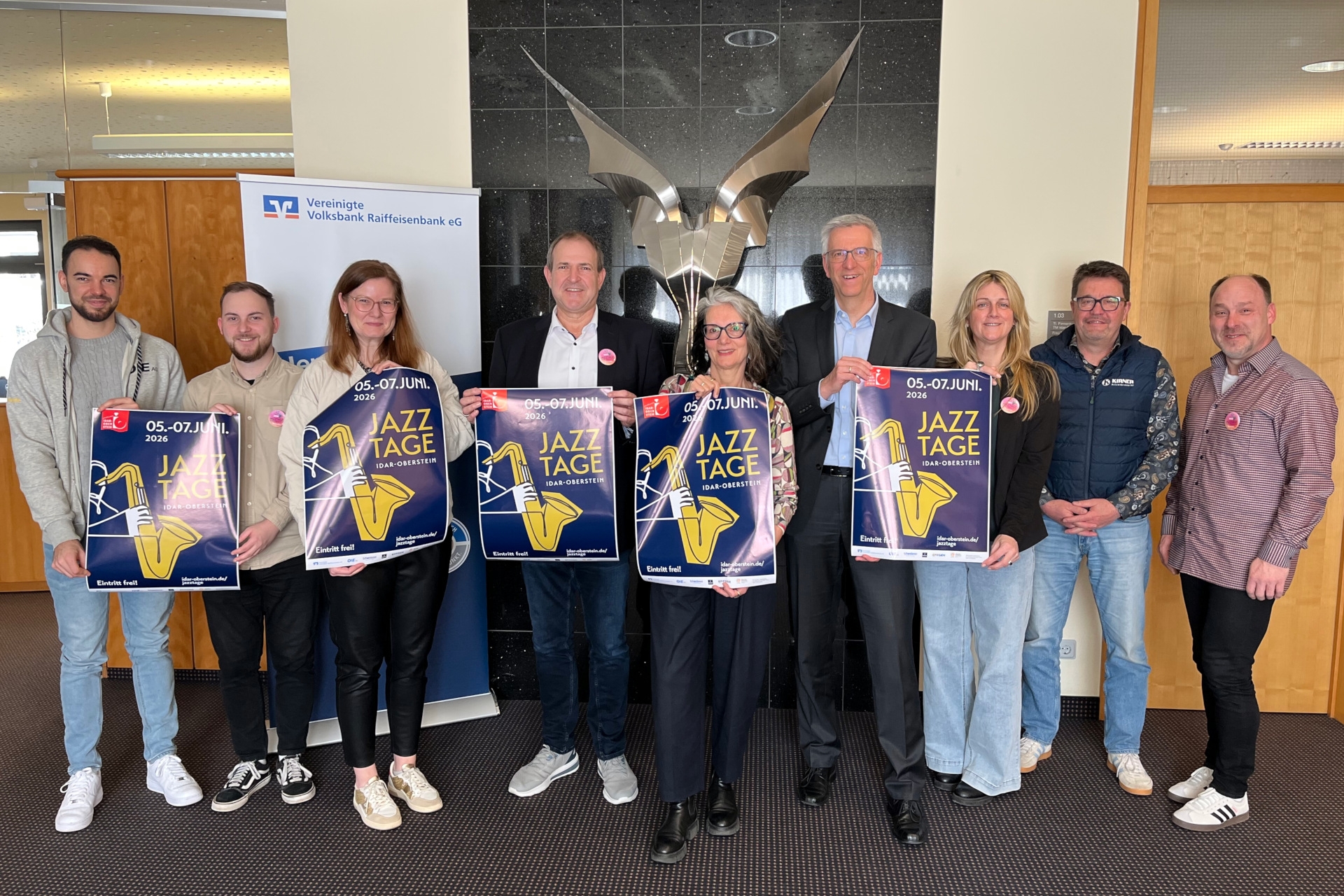 Das Foto zeigt die genannten Personen, die halten Plakate der Jazztage in die Kamera.