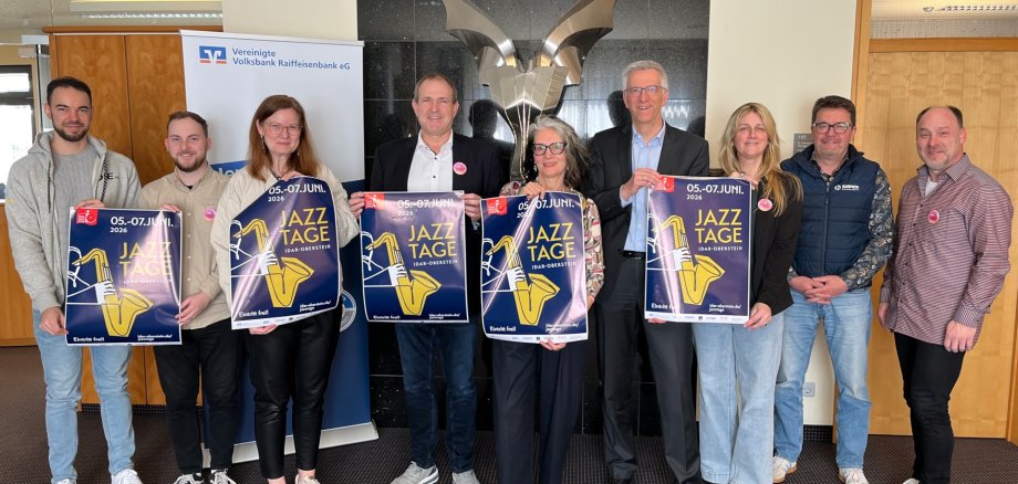 Das Foto zeigt die genannten Personen, die halten Plakate der Jazztage in die Kamera.