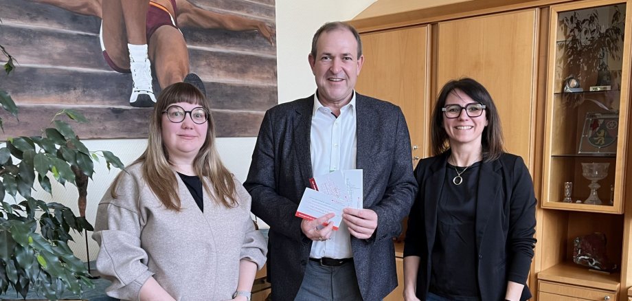 Das Foto zeigt die Mitarbeiterinnen von pro familia aus Idar-Oberstein und der Landesgeschäftsstelle Main mit Oberbürgermeister Frühauf. 