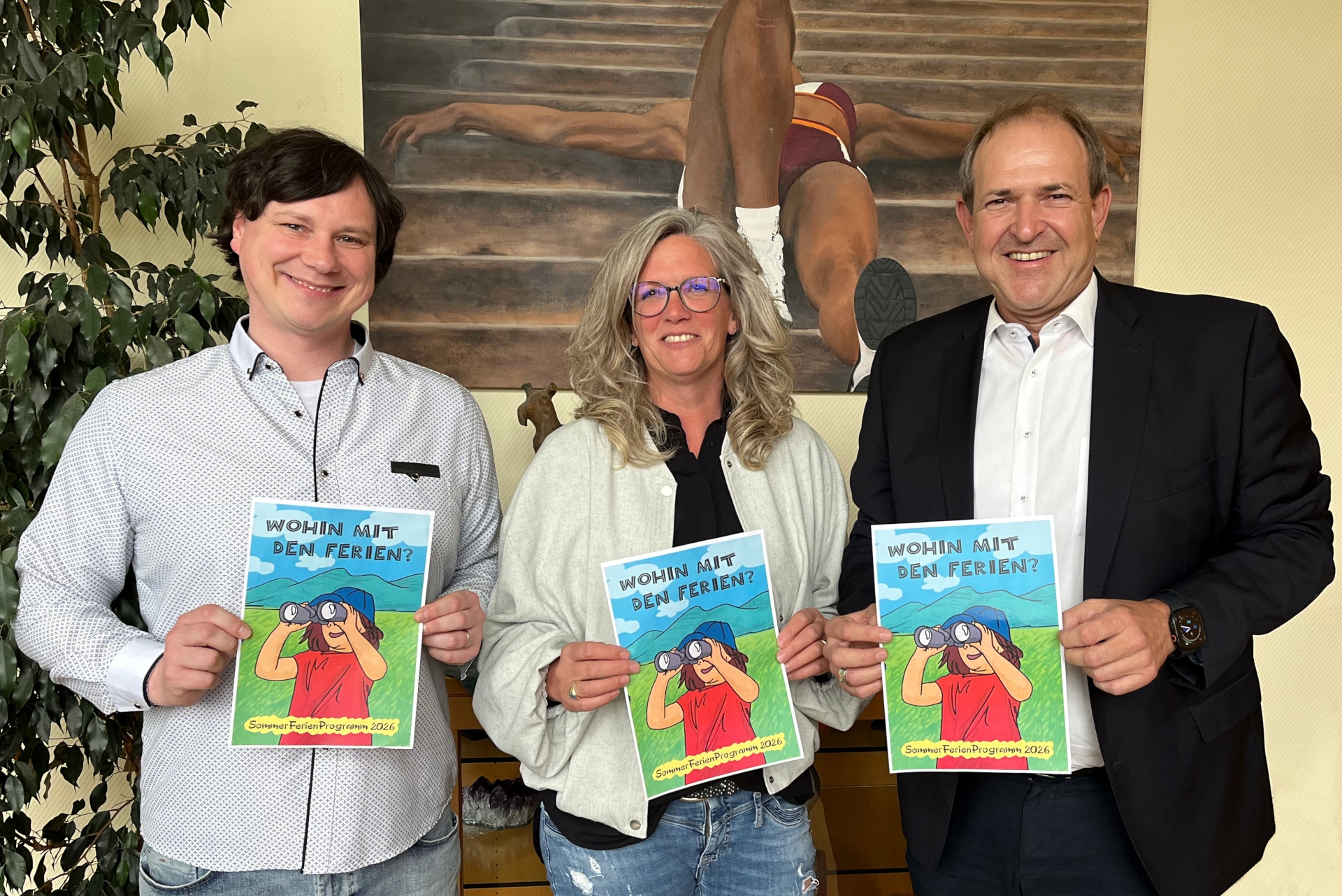 Das Foto zeigt Sebastian Herzig und Sabine Moser mit Oberbürgermeister Frank Frühauf bei der Vorstellung des Programmheftes. 