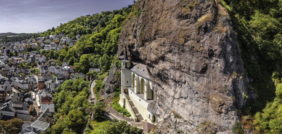Das Foto zeigt eine Aufnahme der Felsenkirche vom Götzplatz aus.