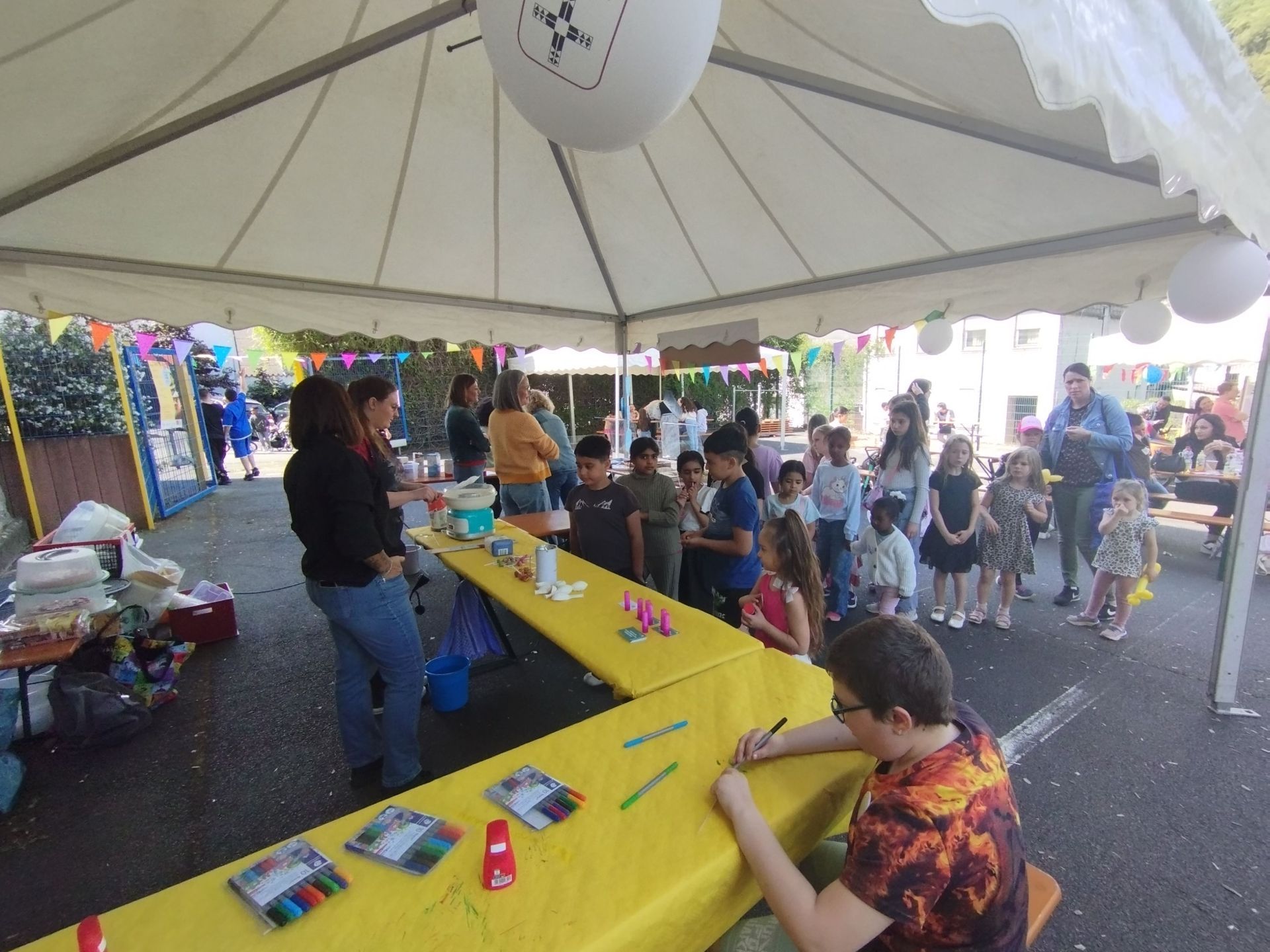 Viele Kinder warten am Stand der Diakonie. 