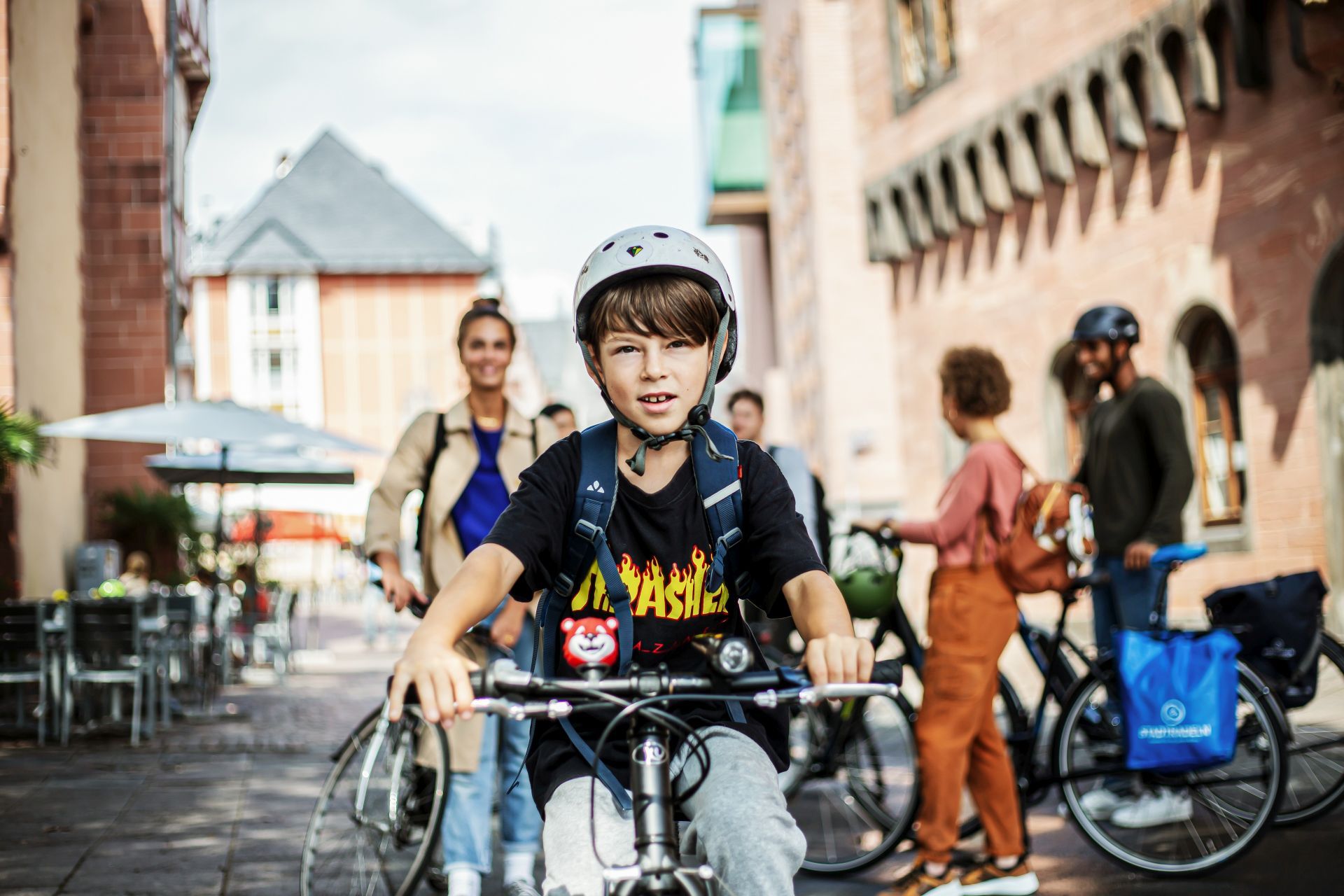 Das Foto zeigt ein Kind auf dem Fahrrad. 