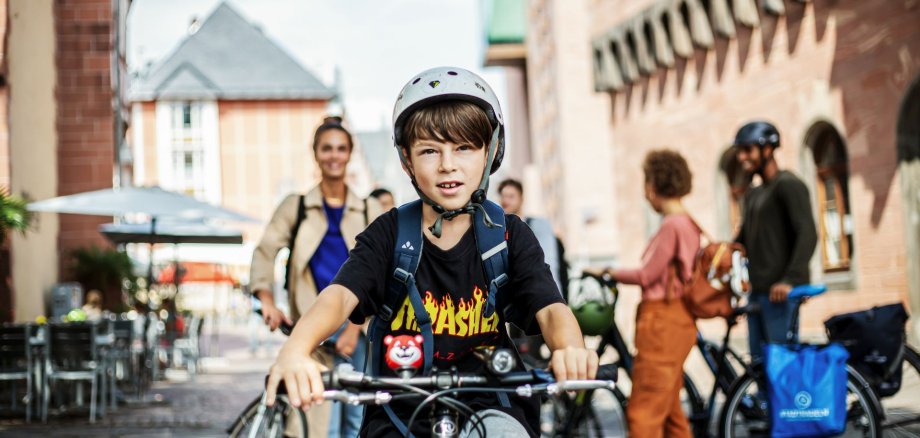 Das Foto zeigt ein Kind auf dem Fahrrad. 