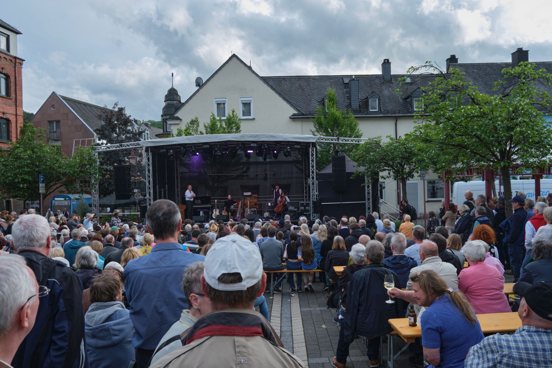 Das Bild zeigt die Bühne auf dem Marktplatz bei einer früheren Veranstaltung.