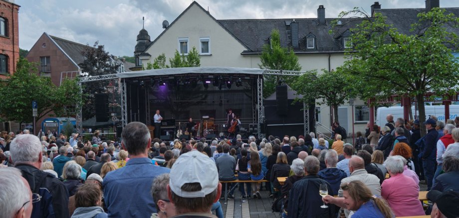 Das Bild zeigt die Bühne auf dem Marktplatz bei einer früheren Veranstaltung.