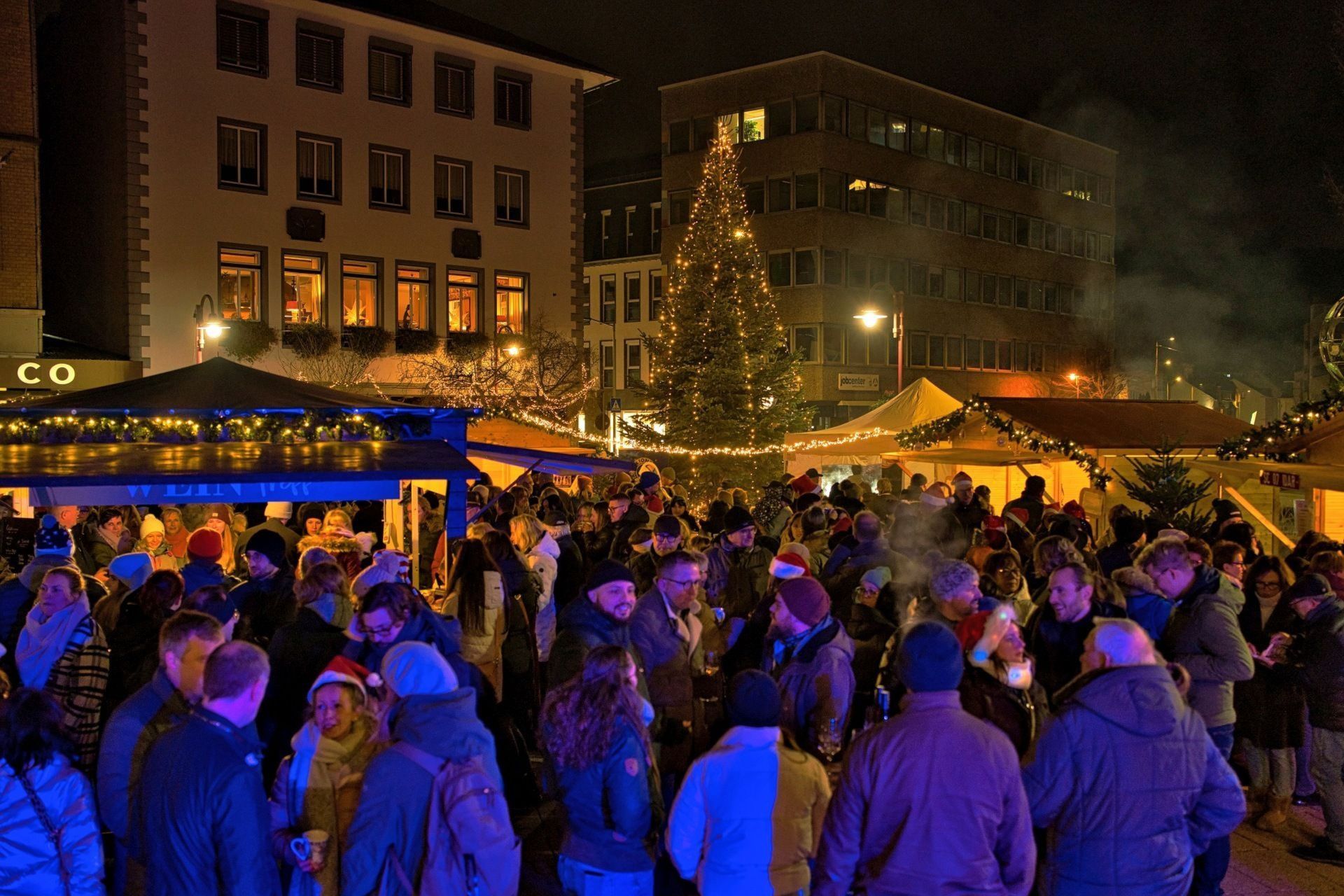 Das Foto zeigt das Adventsglühen vom vergangenen Jahr mit vielen Besuchern. 