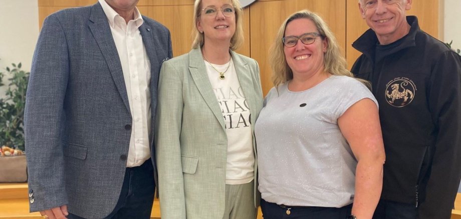 Die neue Geschäftsführerin Diana Spornitz (2. v. r.) mit dem Stadtmarketing-Vorsitzenden Oberbürgermeister Frank Frühauf (l.) sowie dessen Stellvertretern Anja Becker und Leonhard Stibitz. Das Foto zeigt die die neue Geschäftsführerin des Vereins mit dem Vorsitzenden und den beiden Stellvertretern.