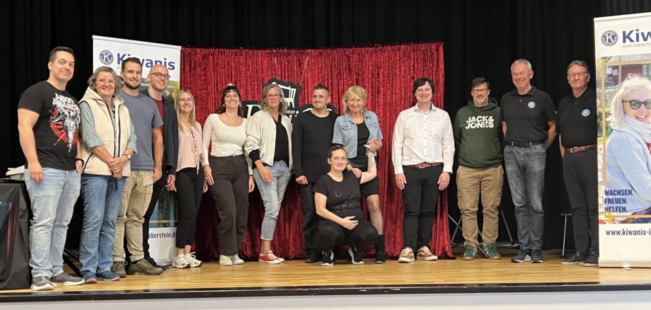 Die Veranstaltung mit dem Theater Requisit kam bei den Schülerinnen und Schülern gut an. Das Foto zeigt das Ensemble sowie die Organisatoren und Unterstützer der Veranstaltung auf der Bühne der Göttenbach-Aula.