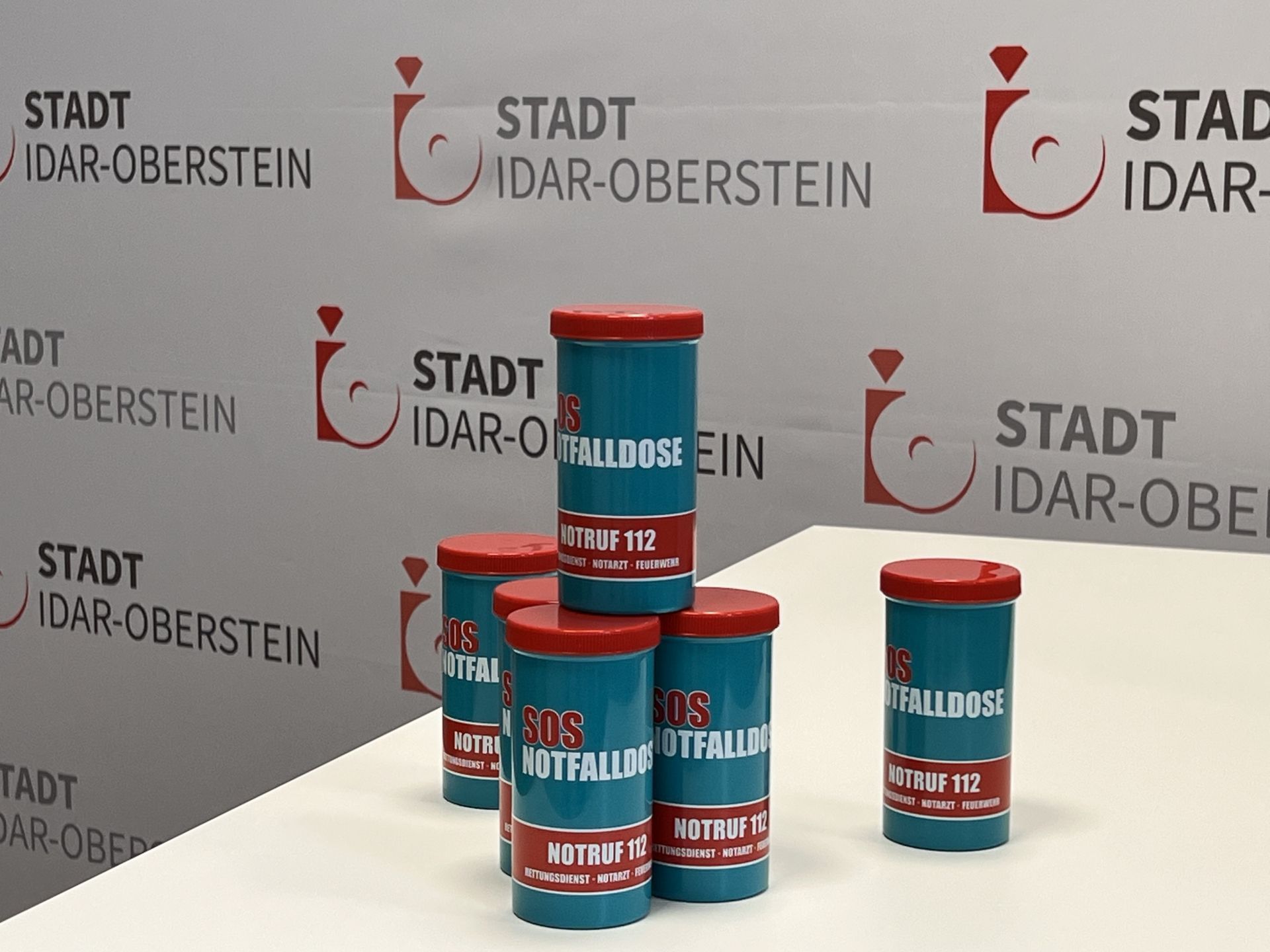 Das Foto zeigt einen Stapel der Notfalldosen.