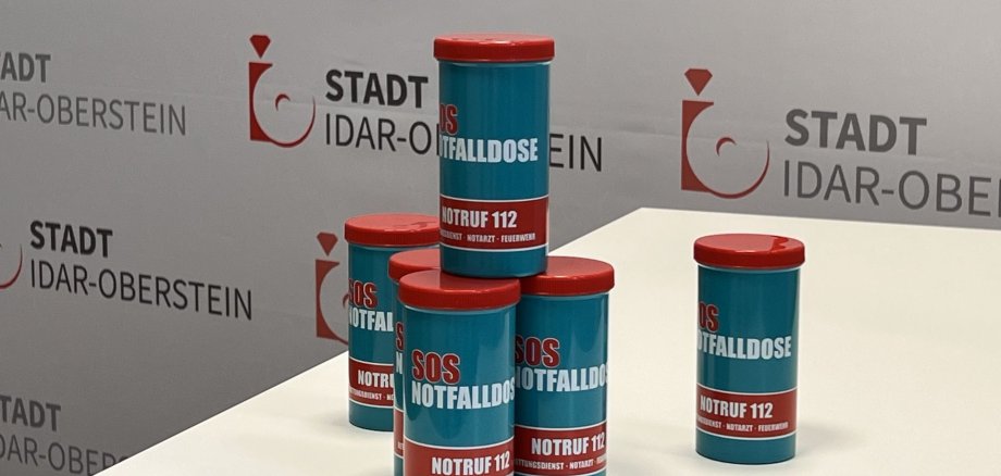 So sehen die Notfalldosen aus, die von der Bittmann-Stiftung gespendet wurden. Das Foto zeigt einen Stapel der Notfalldosen.