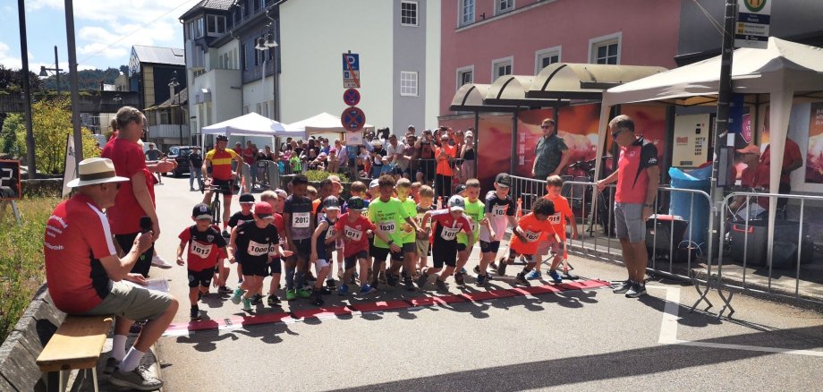 Das Foto zeigt Kinder beim Start des Altstadtlaufs. 