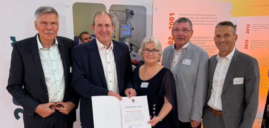 Das Foto zeigt OB Frühauf und vier weitere Personen von der Stefan-Morsch-Stiftung. OB Frühauf übergibt ihnen eine Urkunde der Stadt Idar-Oberstein.
