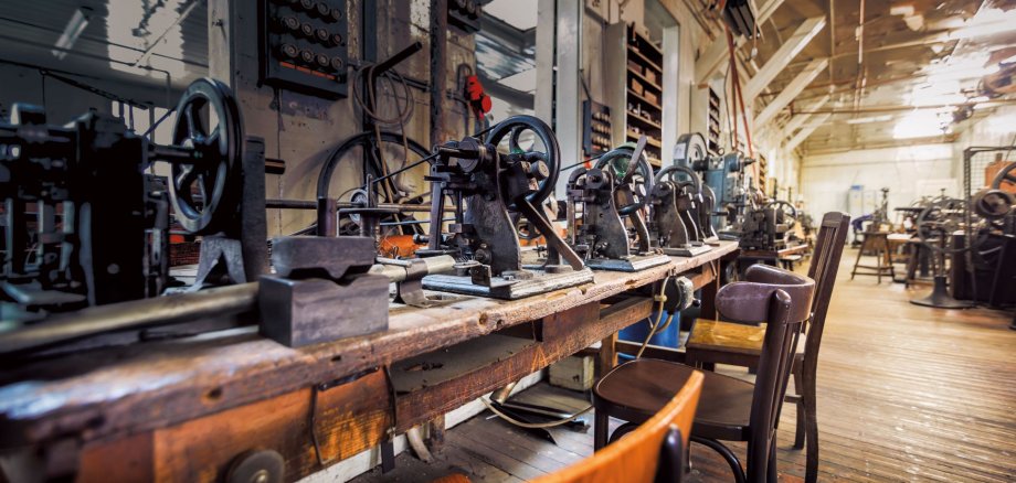 Die historische Bijouterie und Schmuckwarenfabrik Jakob Bengel in Idar-Oberstein. Das Foto zeigt die historischen Kettenmaschinen der früheren Bijouterie und Schmuckwarenfabrik Jakob Bengel.