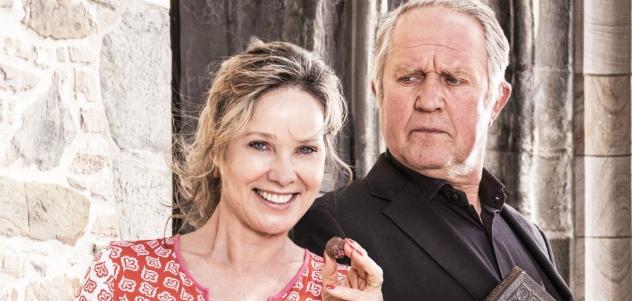 Zum Start des Abo-Programms entführt das Ehepaar Ann-Kathrin Kramer und Harald Krassnitzer das Publikum in die französische Provinz Das Foto zeigt die Hauptdarsteller mit Pralinen