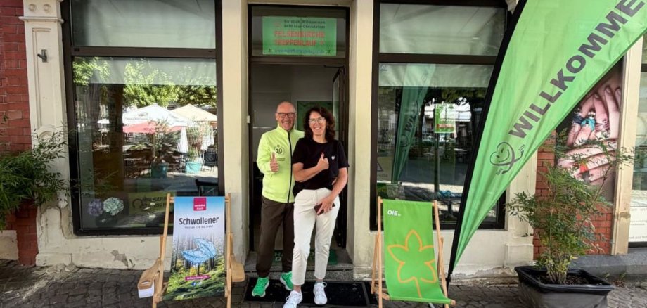 Rainer und Ilonka Hagner stehen vor dem Laden, in dem das Wettkampfbüro eingerichtet wird. 