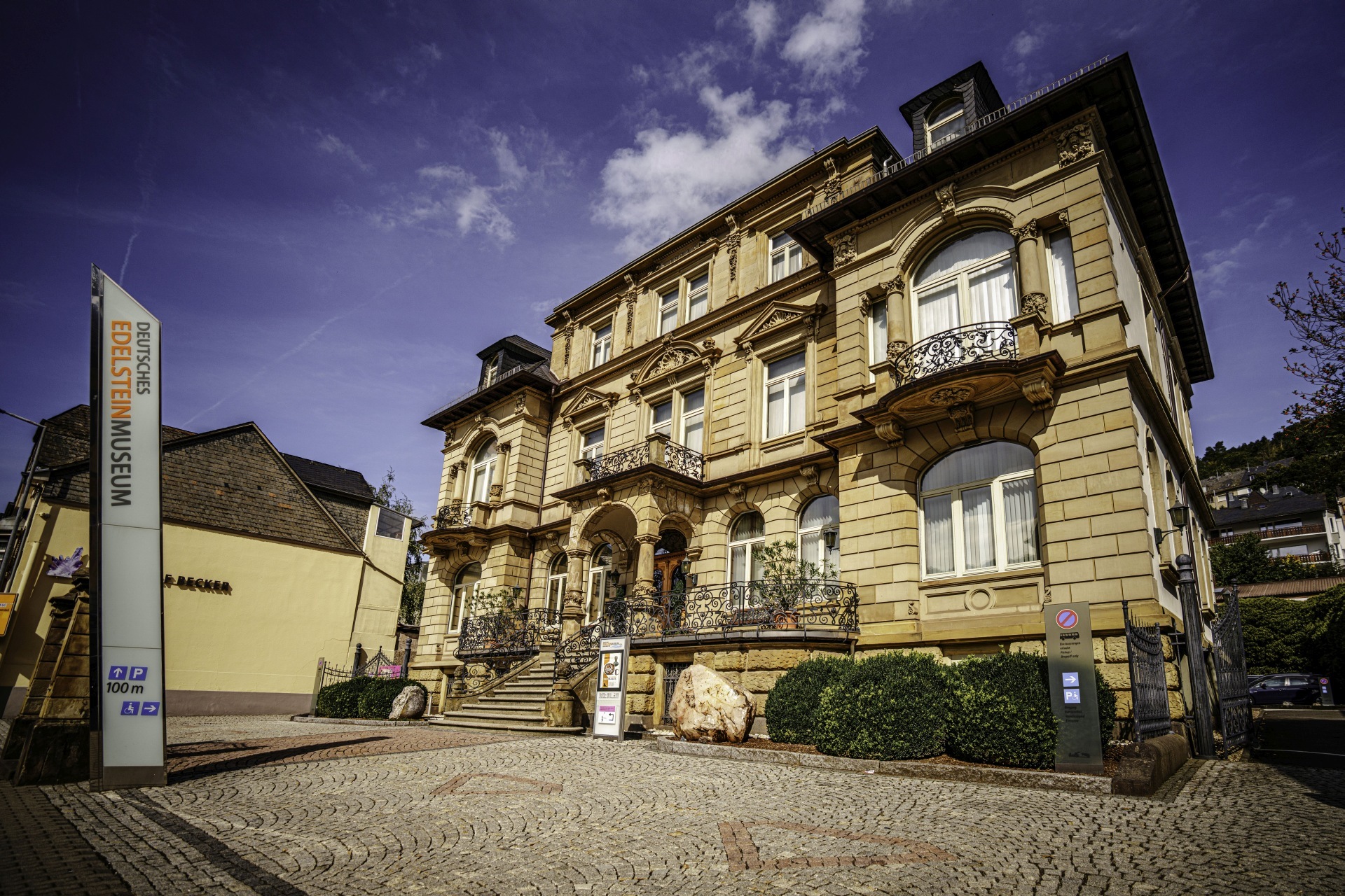 Außenansicht des Deutschen Edelsteinmuseum.