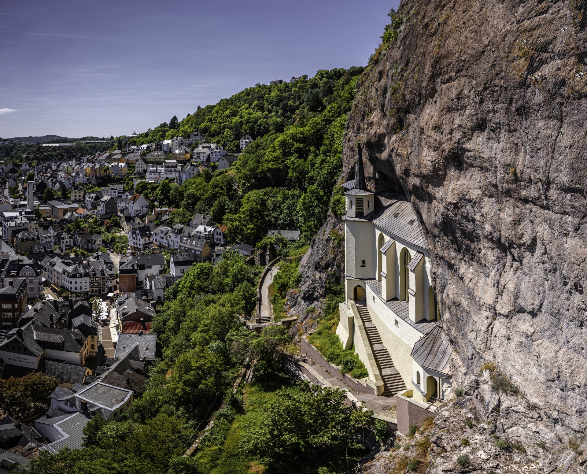 Das Foto zeigt eine Panoramaaufnahme von oben auf die Felsenkirche.