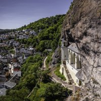 Das Foto zeigt eine Panoramaaufnahme von oben auf die Felsenkirche.