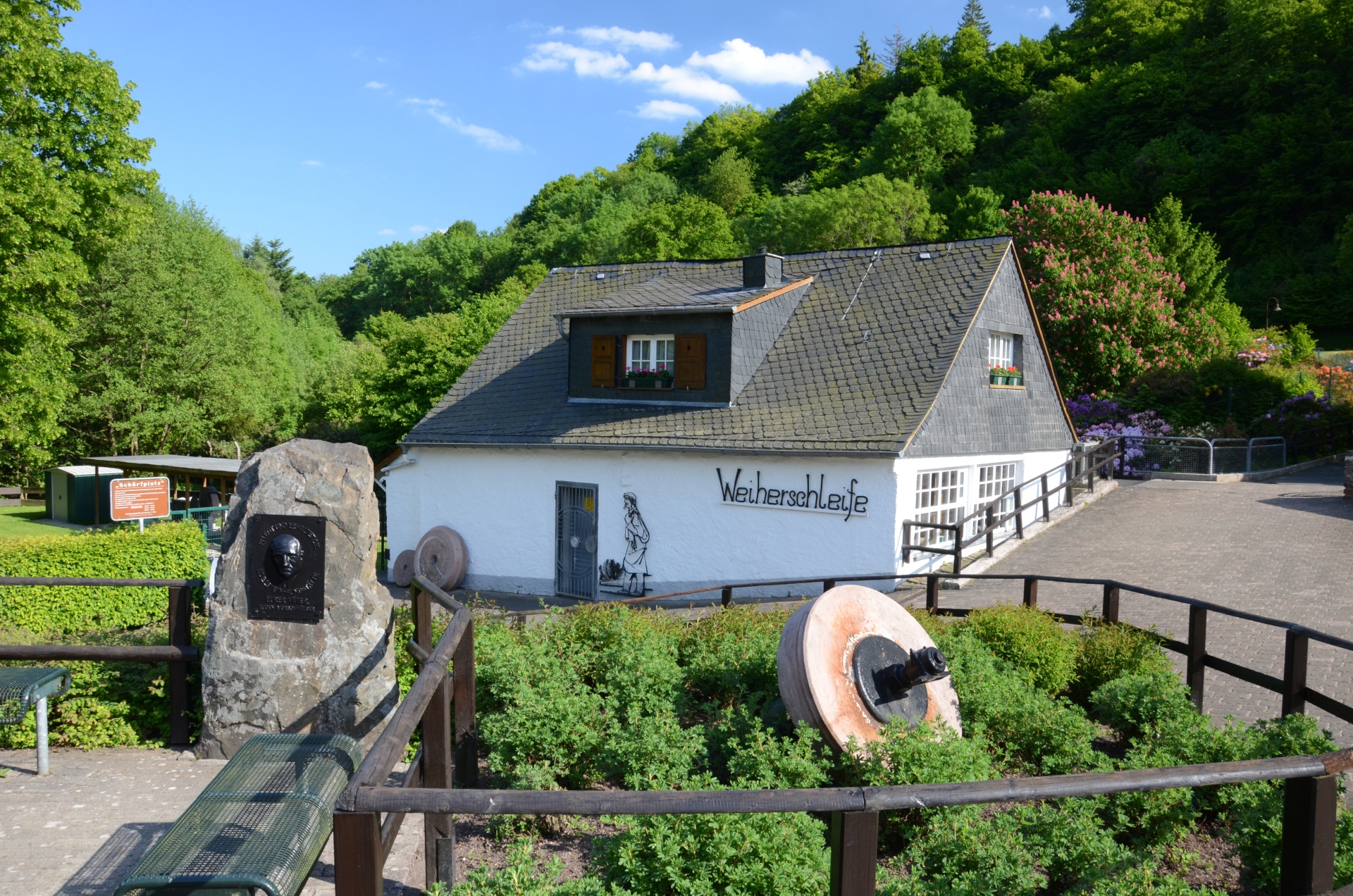 Blick auf das Schleifengebäude.